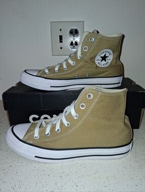SIZE 6M , 8W - CONVERSE CHUCK TAYLOR ALL STAR HIGH , TOAD. BRAND NEW IN BOX.
